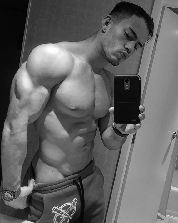 Austin Theory sexy selfie